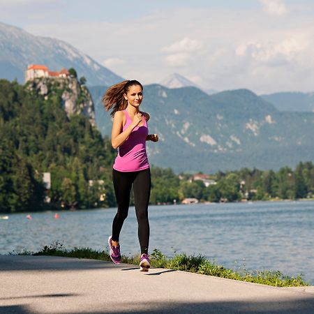 فندق جراند توبليتسي - الفنادق الفاخرة الصغيرة في العالم بليد المظهر الخارجي الصورة A woman jogging