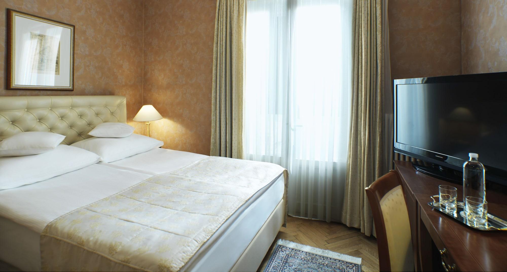 فندق جراند توبليتسي - الفنادق الفاخرة الصغيرة في العالم بليد المظهر الخارجي الصورة A room at the hotel