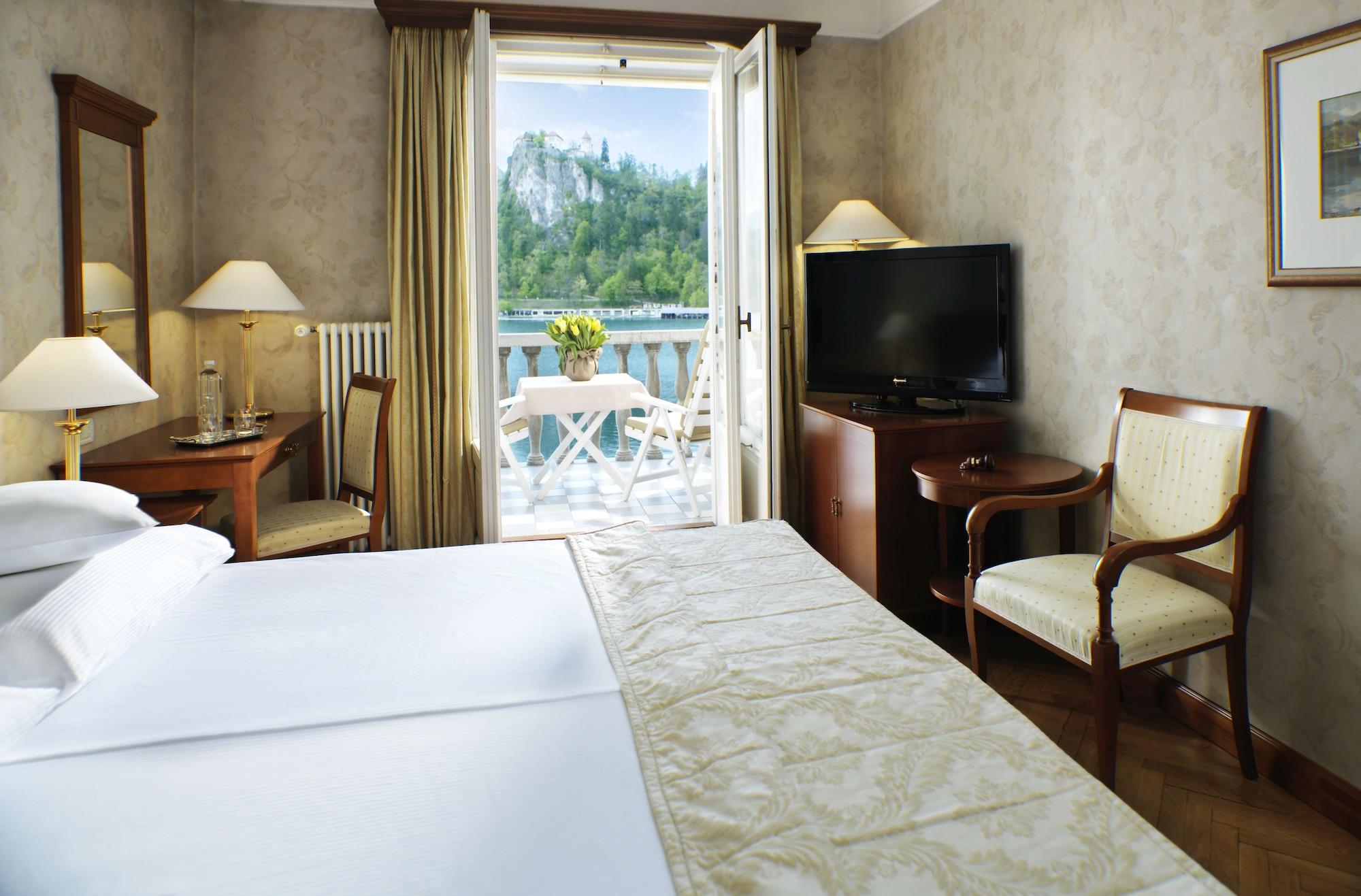 فندق جراند توبليتسي - الفنادق الفاخرة الصغيرة في العالم بليد المظهر الخارجي الصورة A room at the hotel