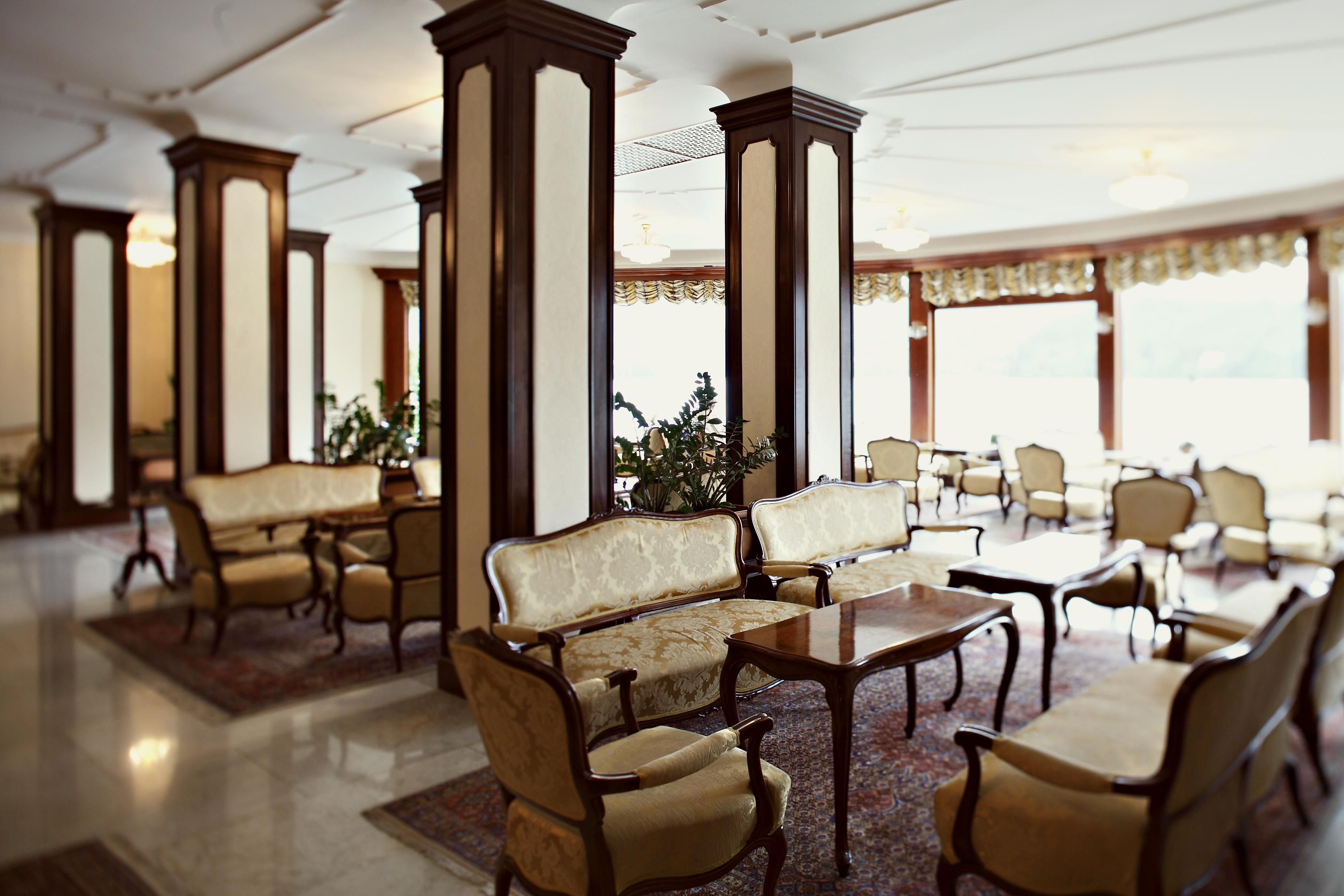 فندق جراند توبليتسي - الفنادق الفاخرة الصغيرة في العالم بليد المظهر الخارجي الصورة The lobby of the hotel