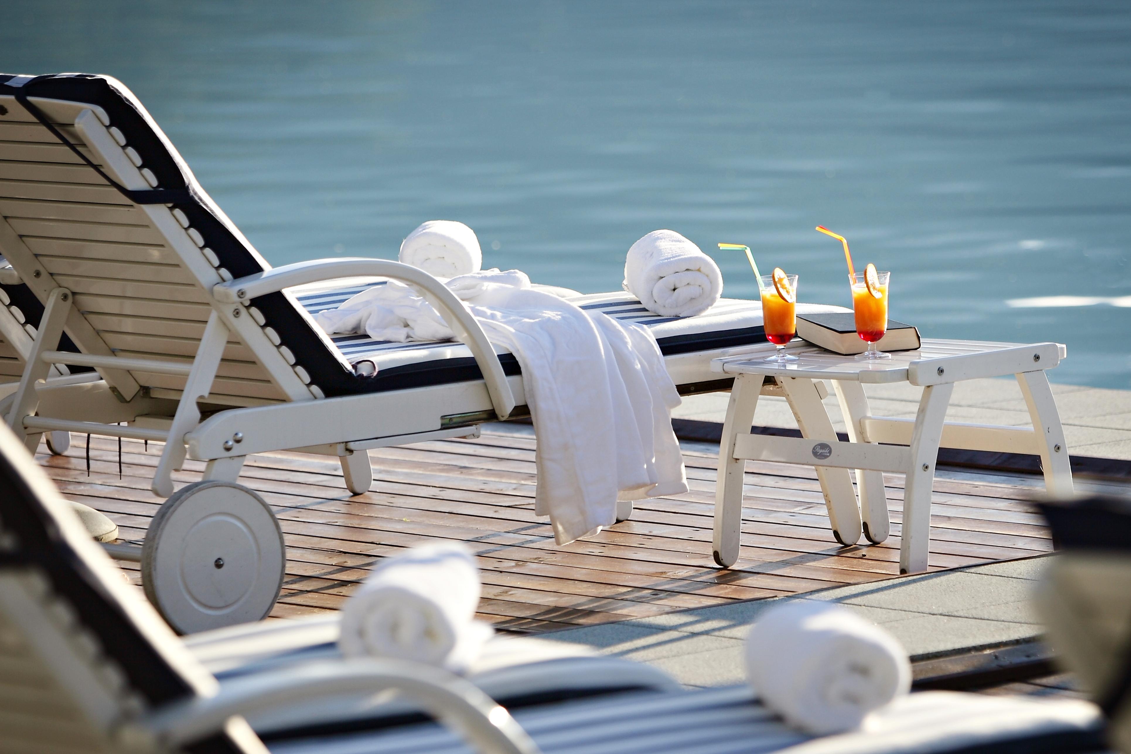فندق جراند توبليتسي - الفنادق الفاخرة الصغيرة في العالم بليد المرافق الصورة A poolside lounge chair