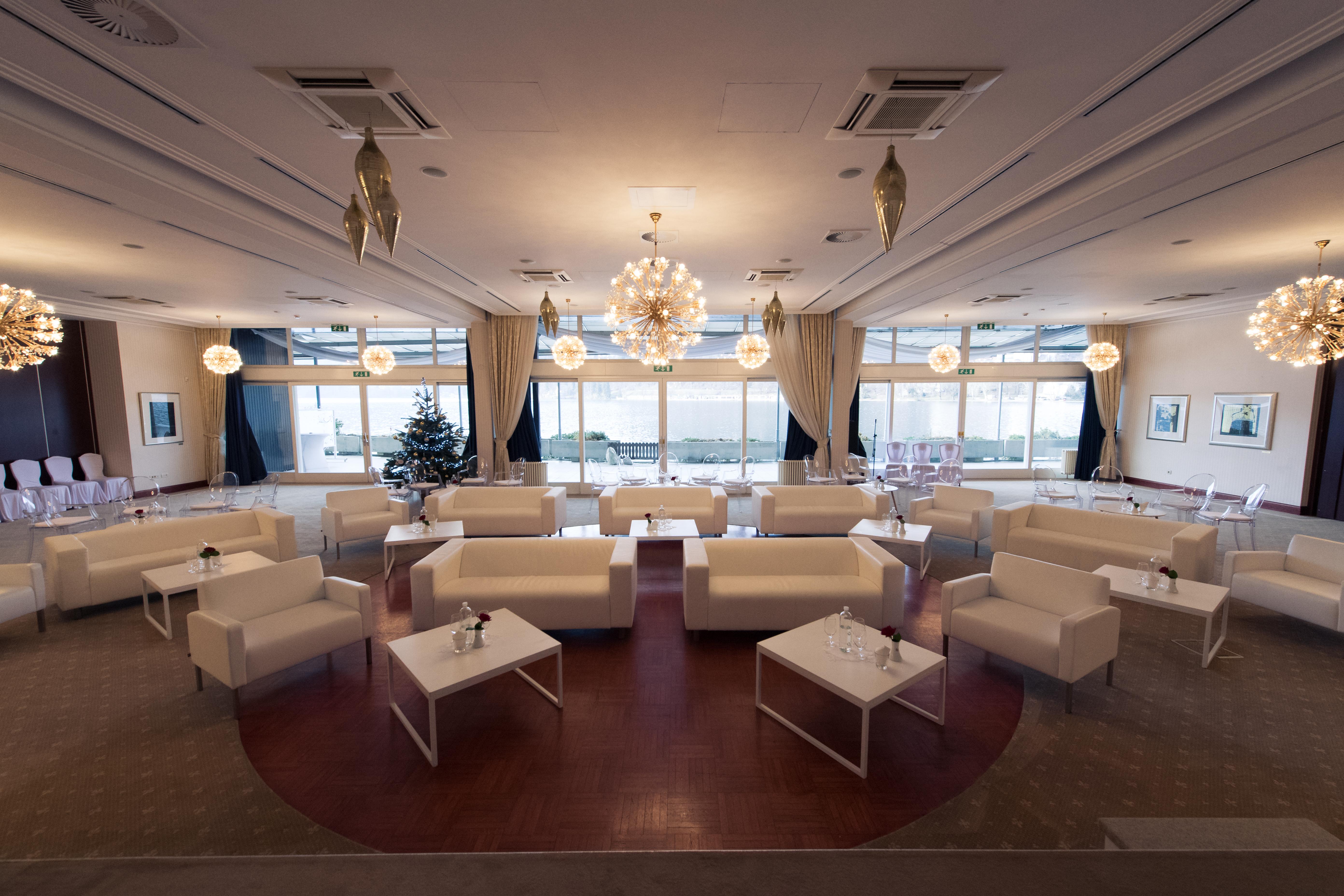 فندق جراند توبليتسي - الفنادق الفاخرة الصغيرة في العالم بليد المظهر الخارجي الصورة The lounge at the airport