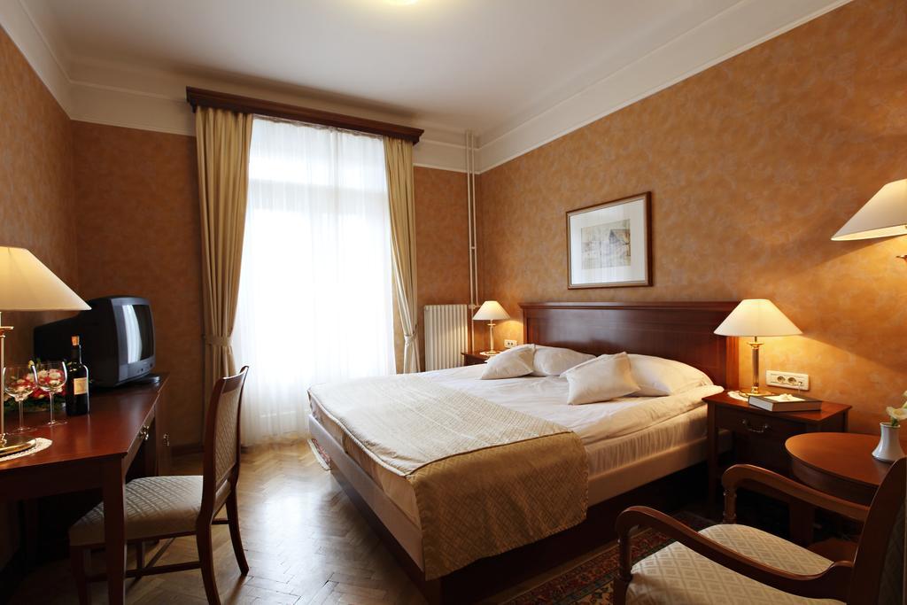 فندق جراند توبليتسي - الفنادق الفاخرة الصغيرة في العالم بليد المظهر الخارجي الصورة A typical hotel room